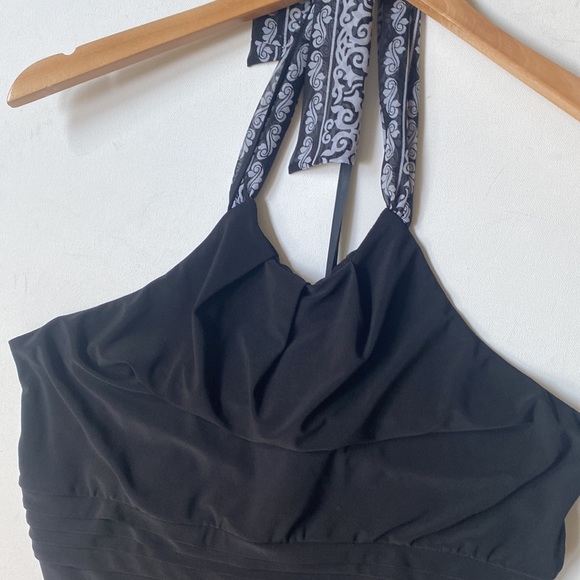 White House Black Market Black halter top, Size M - Picture 7 of 10